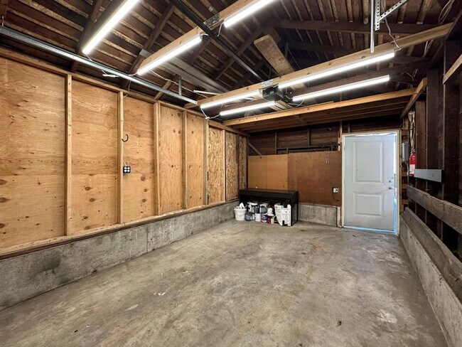 Building Photo - Charming 2-Bed 2-Bath Tacoma Craftsman | S...