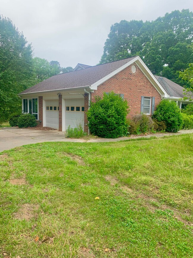 Building Photo - 8801 Mandale Rd