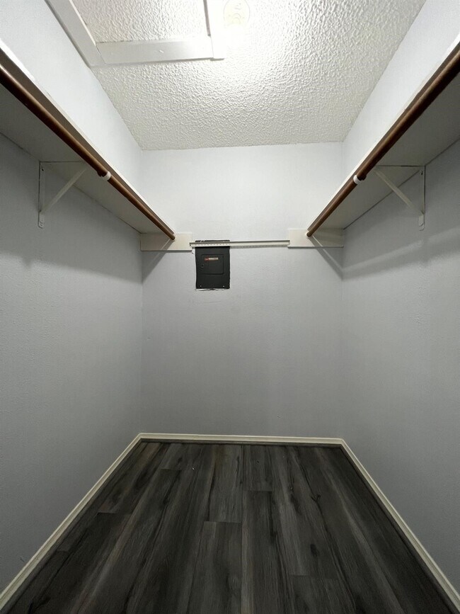 Building Photo - 10047 Westpark Dr