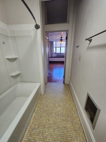 Building Photo - 321 N Main St