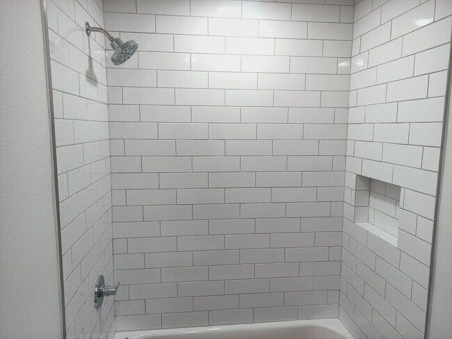 Building Photo - Well-Maintained Home with Modern Features in Prime Live Oak Location