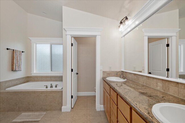 Building Photo - 581 N Devon Pl