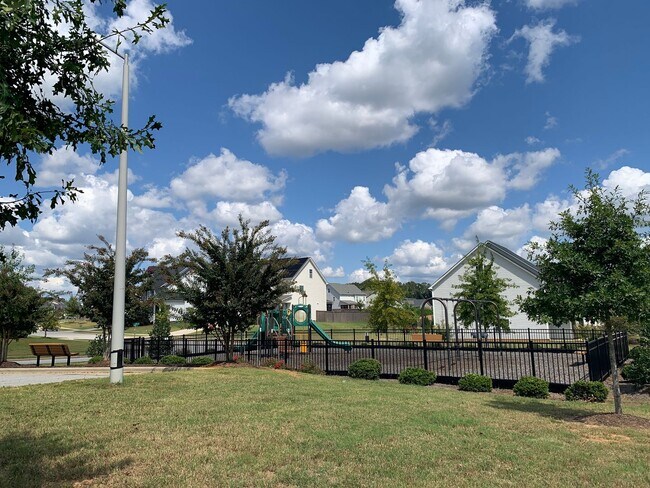 Building Photo - AMAZING LOCATION, Fantastic 4 Bed Home, in...