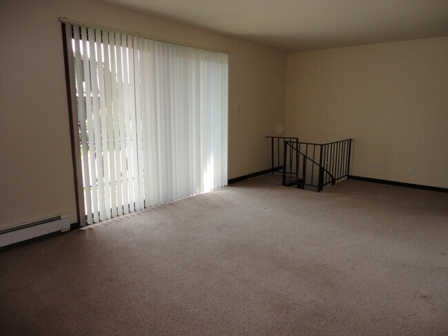 Building Photo - 1446 Carriage Ln