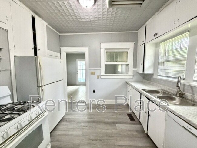 Building Photo - 204 S Birch St
