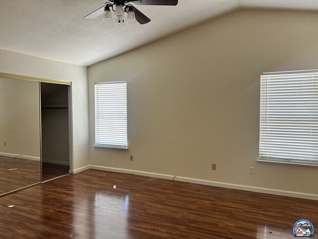 Building Photo - 1240 E Calle De Oro