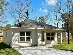 Building Photo - 15852 Pecan Dr