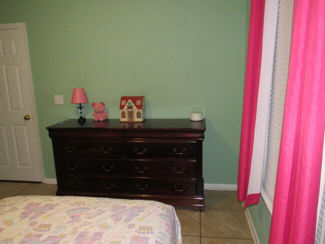 Building Photo - 142 Roanoke Dr