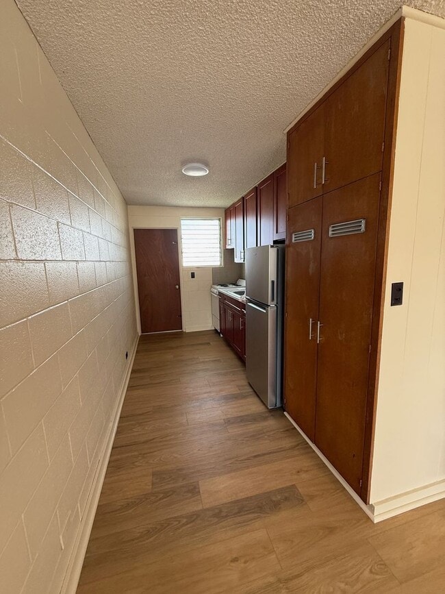 Building Photo - Refreshed - 2 bedroom, 1 bath unit in grea...