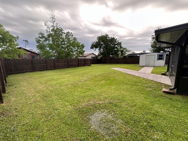 Building Photo - Convenient to Tyndall, less than a block t...