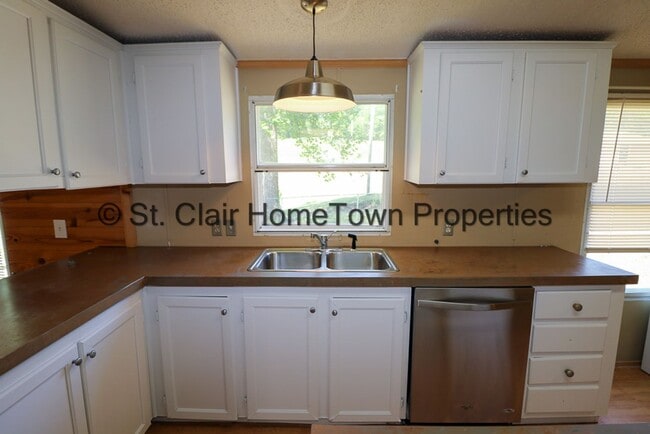 Building Photo - Large Home