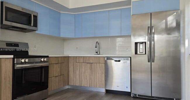 Building Photo - 10110 W Bay Harbor Dr