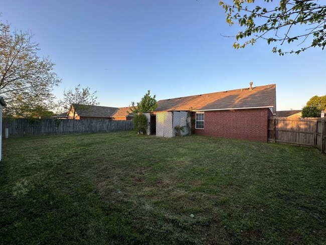 Building Photo - Gorgeously Updated 3 Bed 2 Bath 2 Car Garage