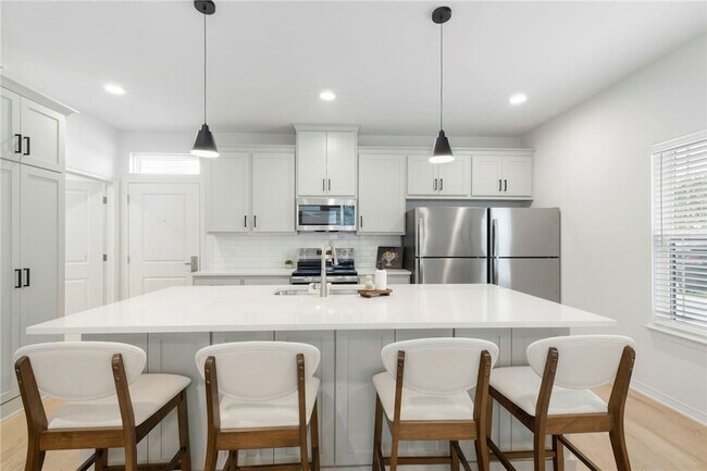 Building Photo - 307 Sterling St