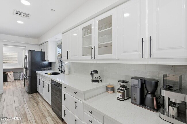 Building Photo - 8614 E Jackrabbit Rd