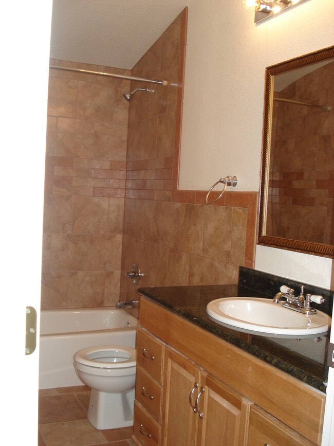 Building Photo - 703 S Fruitland Dr