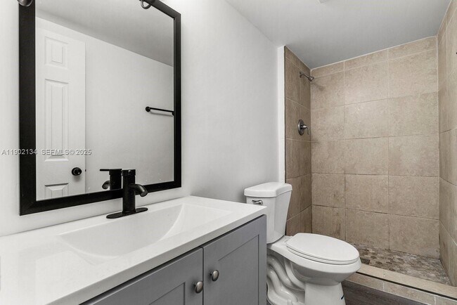 Building Photo - 1530 Crescent Cir