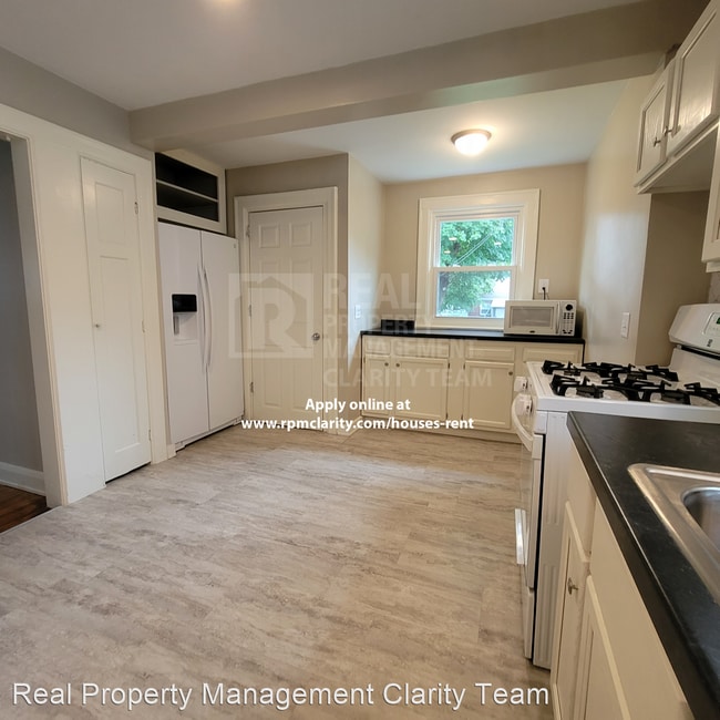 Building Photo - 3 br, 1.5 bath House - 2041 Perth St