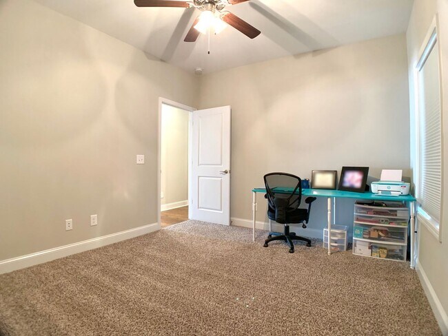 Building Photo - 585 Dexter Dr