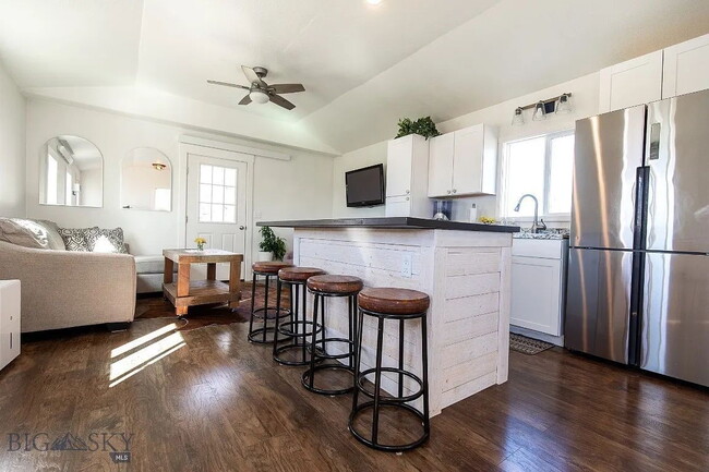Building Photo - Incredible 5Bed, 2.5Bath home on 4 Acres with an ADU in Manhattan School District. Livestock allo...
