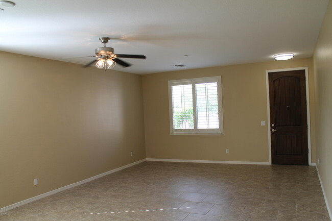 Building Photo - 9059 W Red Fox Rd