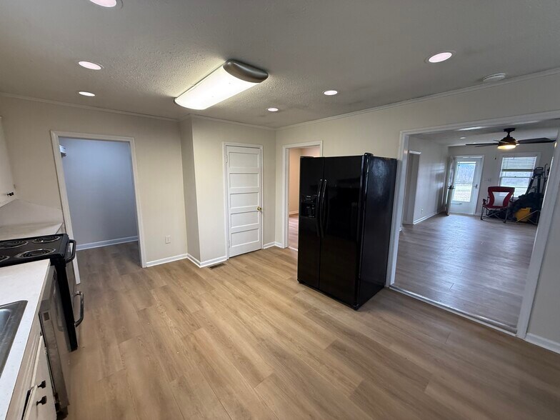 Building Photo - 112 Holland Dr