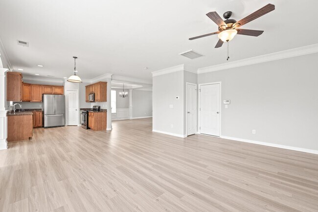 Building Photo - Move-in Ready (Fresh Paint, New Carpet!)