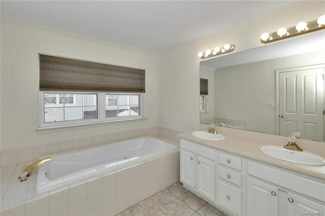 Building Photo - 31 Underhill Dr