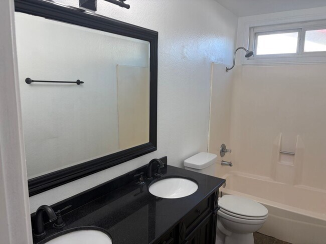 Building Photo - 1118 Zircon St