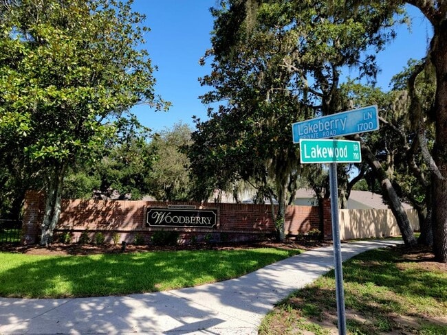 Building Photo - 730 Straw Lake Dr