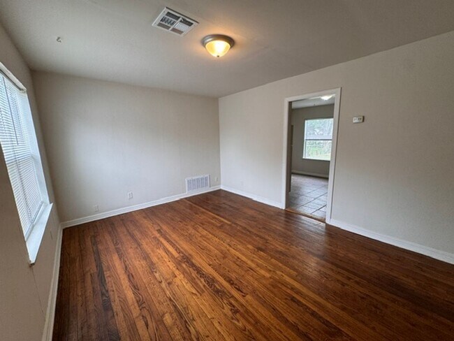Building Photo - 2 bed 1 bath huge outdoor space and one car garage in Norman!
