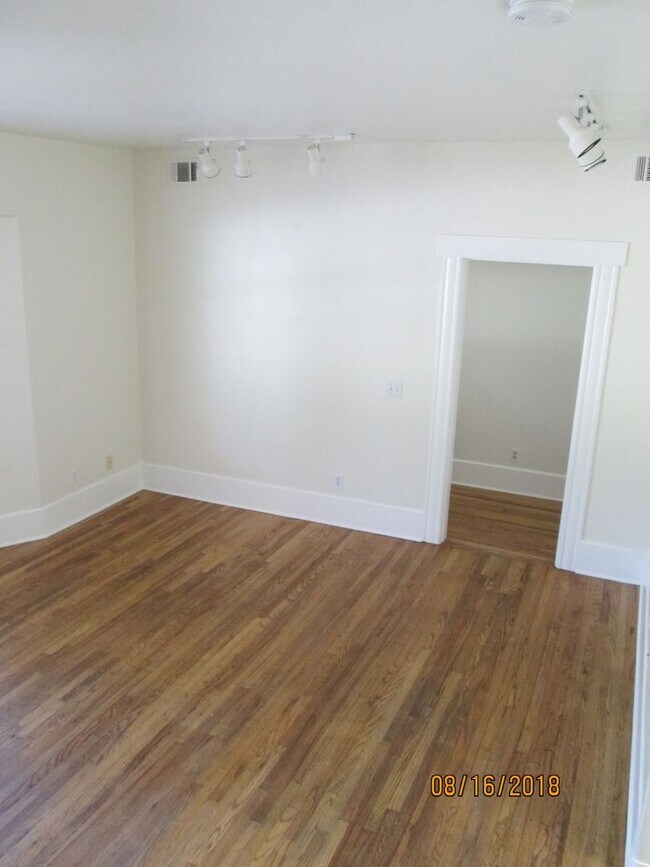 Building Photo - *DEPOSIT PENDING* Charming 2 Bedroom, 1 Bathroom with loft near Downtown.