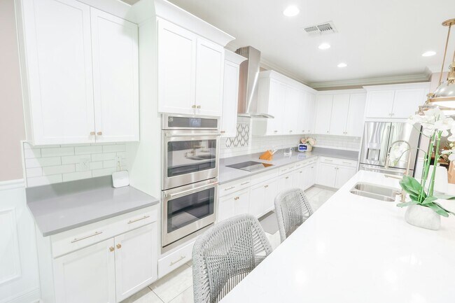Building Photo - 9841 Cabernet Ave