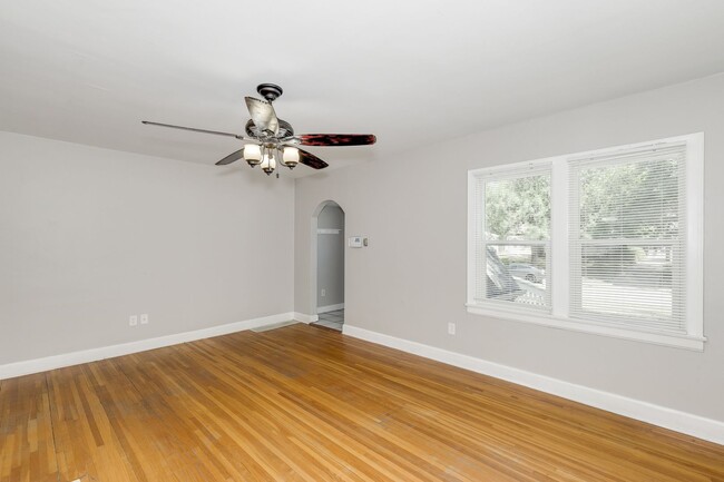 Building Photo - Gorgeous Crown Heights Home with Basement!