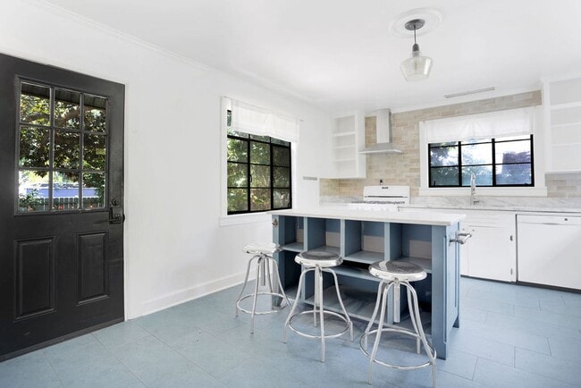Building Photo - Charming bungalow downtown