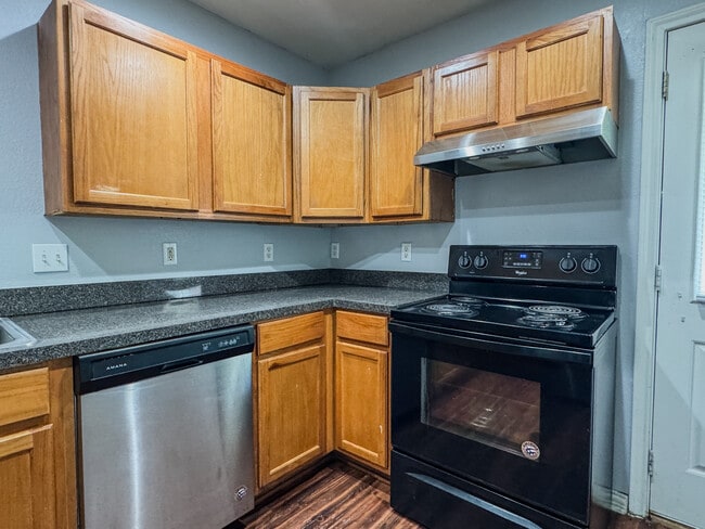 Building Photo - 1712 Manor Garden Curve