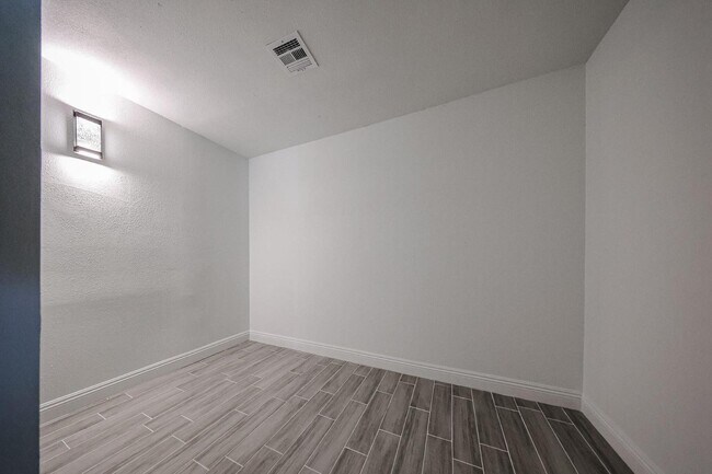 Building Photo - 11207 S Iroquois Dr