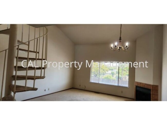 Building Photo - 1 Bedroom 1.5 Bathroom Condo!