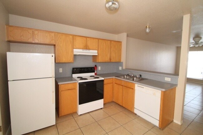 Building Photo - Convenience!