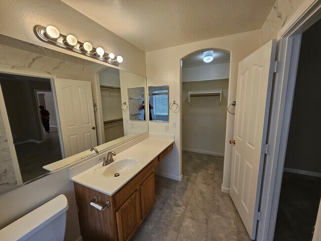 Building Photo - 2863 E Oakland Ct