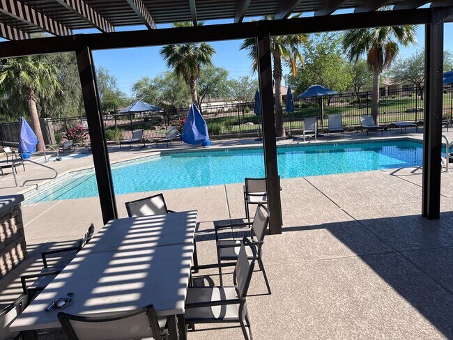 Building Photo - TOWN HOME WITH COMMUNITY POOL , GATED COMMUNITY in GILBERT!