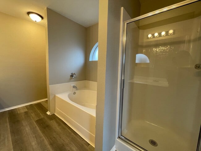 Building Photo - COMING SOON - 3 BEDROOM 2 BATH HOME IN SW ...
