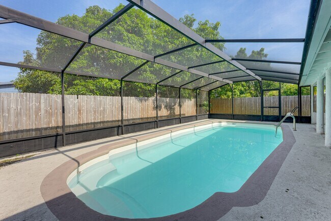 Building Photo - 128 Loredo Ln