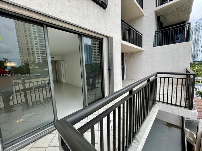 Building Photo - 540 Brickell Key Dr