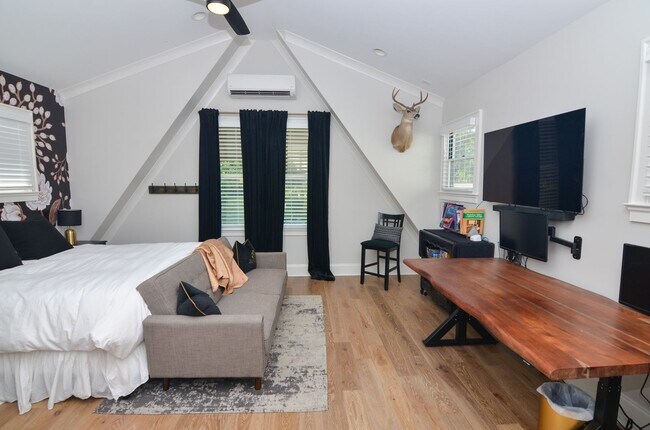 Building Photo - Fully Furnished in Downtown Franklin