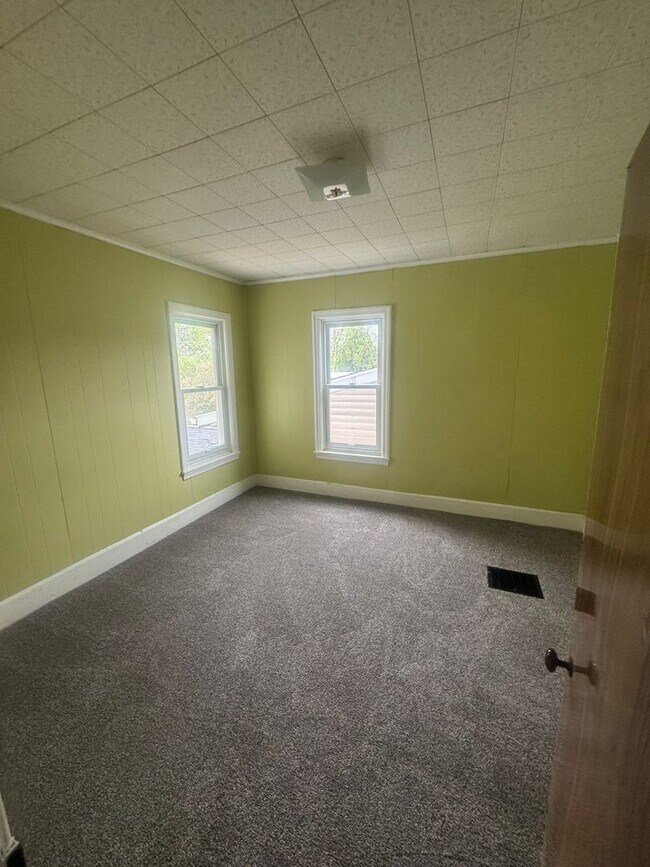 Building Photo - 4 Bedroom 2 Bath House, Yard-Halifax