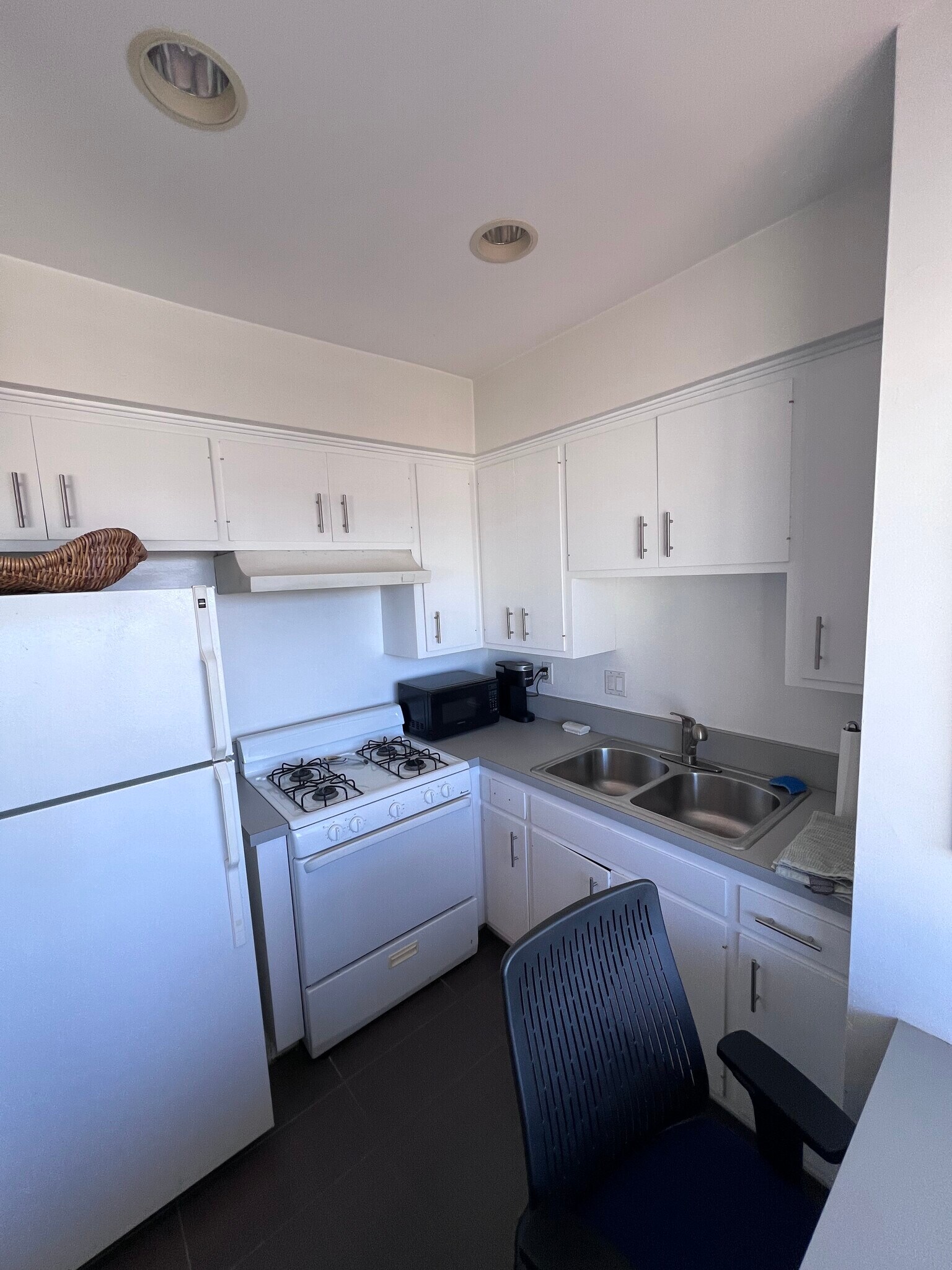 Building Photo - 3005 Crest Dr