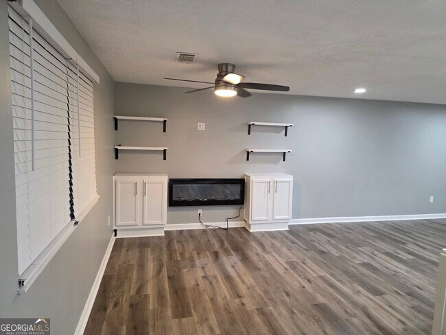 Building Photo - 5349 Tracey Dr