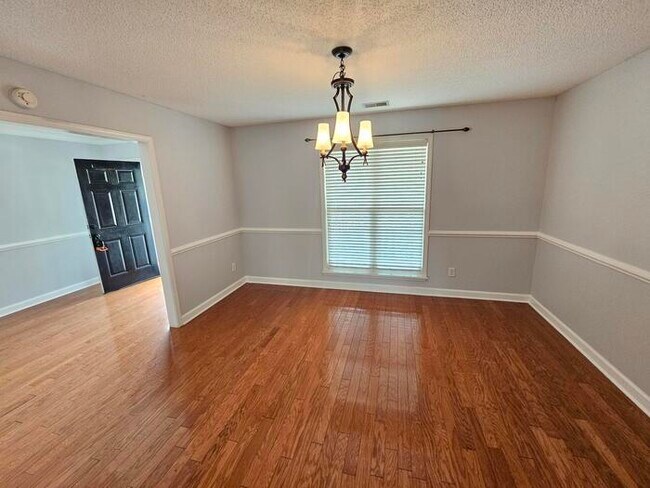 Building Photo - Elgin beauty with large bonus room