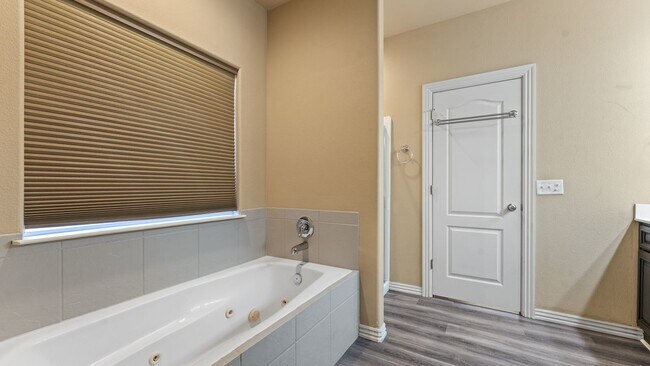 Building Photo - "Beautiful 3-Bedroom Haven with Fireplace ...